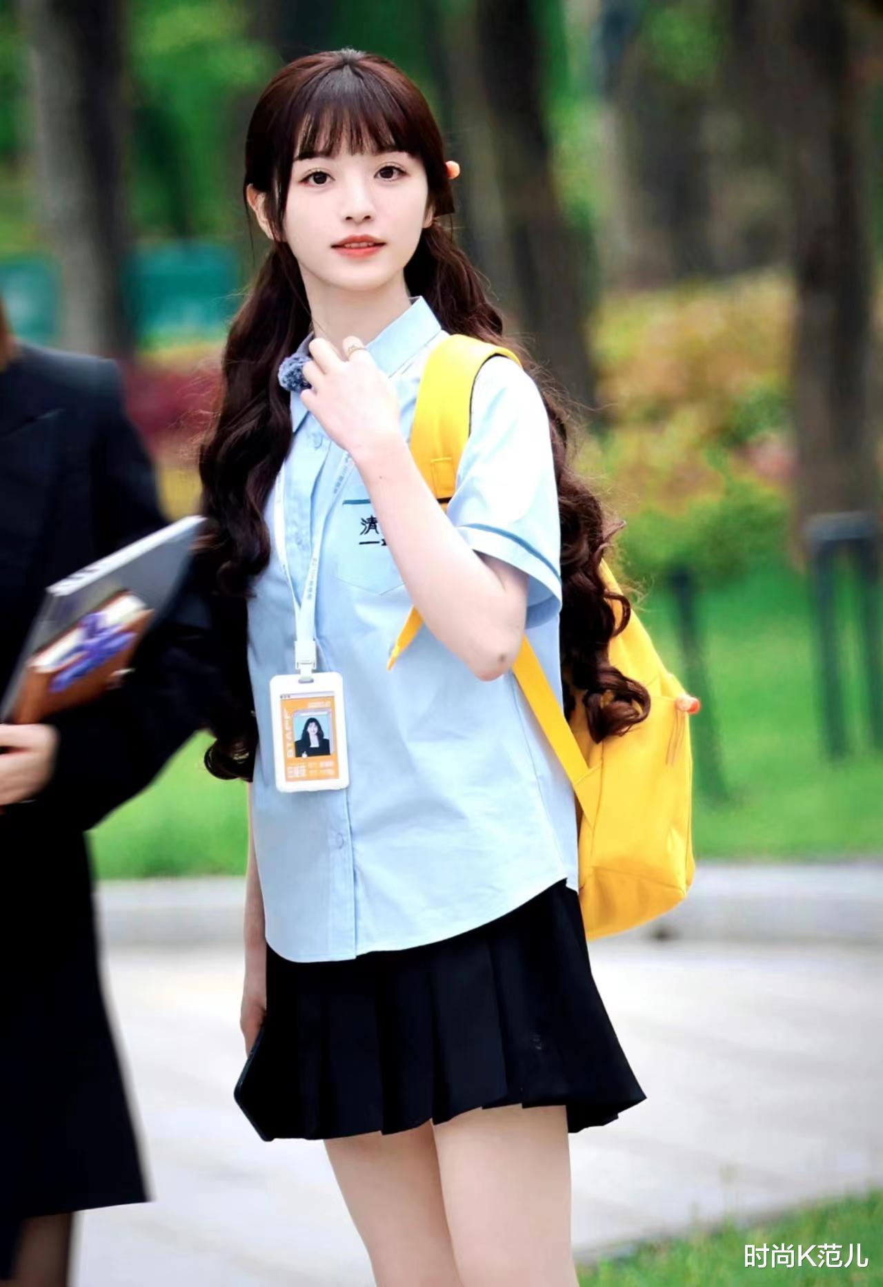 化妆 田曦薇《女子推理社》穿搭好圈粉，衬衫配短裙，扎双马尾清新甜美