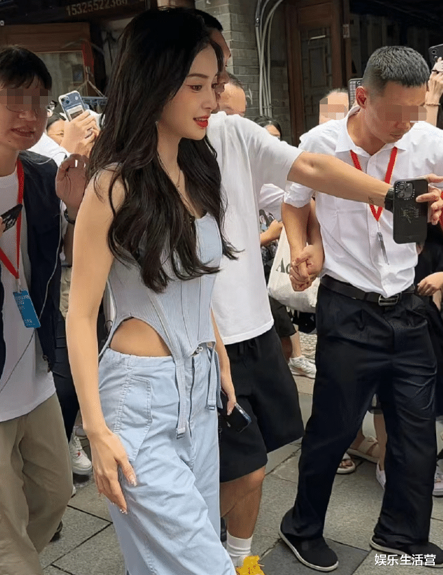 杨颖现身温州五马街,保安手拉手围圈阵仗大,穿4千元肚兜穿搭15W