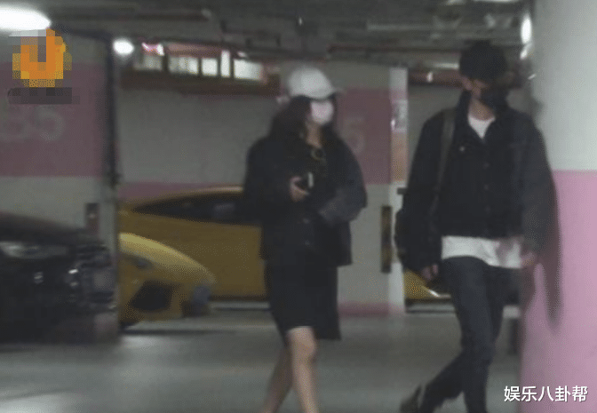 冯绍峰赵丽颖疑复合，戴情侣帽被拍现身横店，女方多次到男方住处