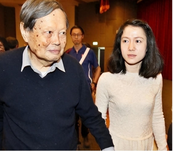曝101岁杨振宁住院，小27岁岳母床前陪护，翁帆难过准备去世物料
