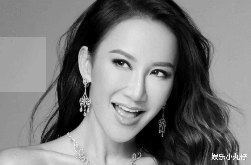 不值得!李玟用命维护的学员,不懂感恩集体沉默,未赴葬礼很骄傲