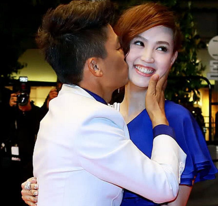 37岁马蓉回国与王宝强相聚!皮肤白皙年轻,与12岁女儿同框似姐妹