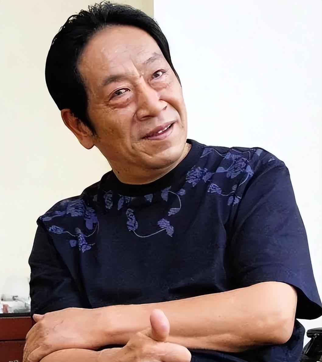 演员王奎荣：68岁娶小37岁饶芯语，71岁老来得女，近况如何？