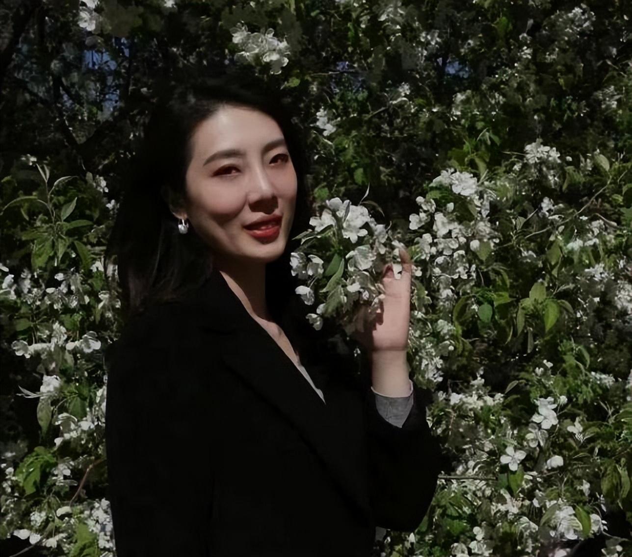 董思槿最新郊游照片曝光!好友陪伴赏花,芳华笑靥倾城