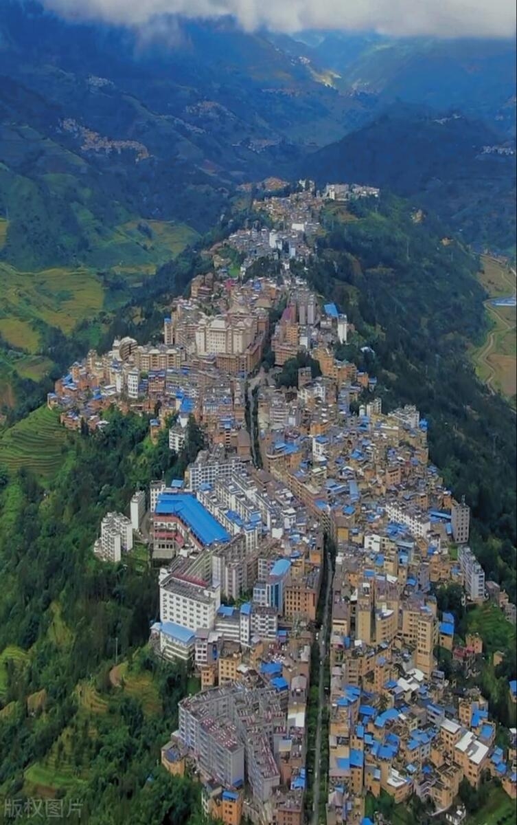 景点推荐|中国最险县城，建在山顶上，房子修在悬崖边，全城只有一条路！