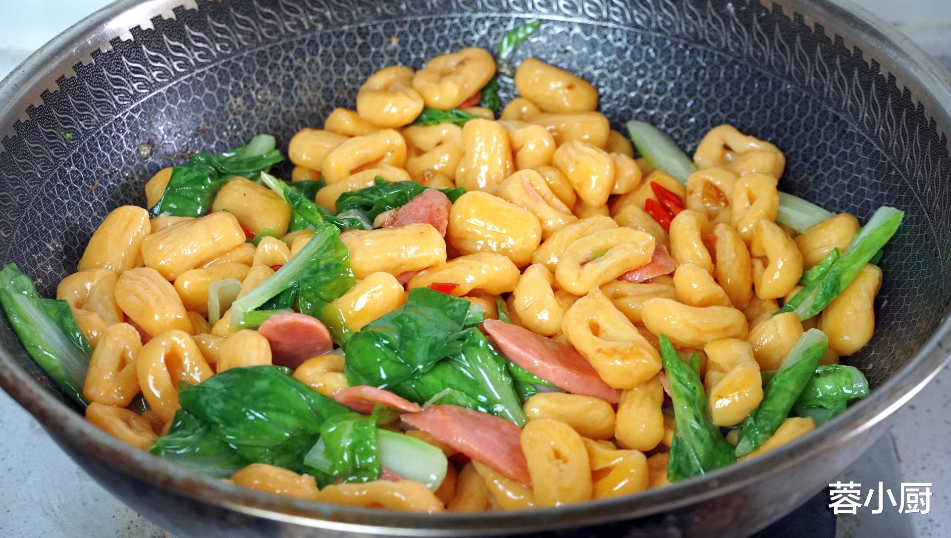 馒头|步入中老年，少吃米饭和馒头，多吃这4样，腿脚有劲，比保健品强