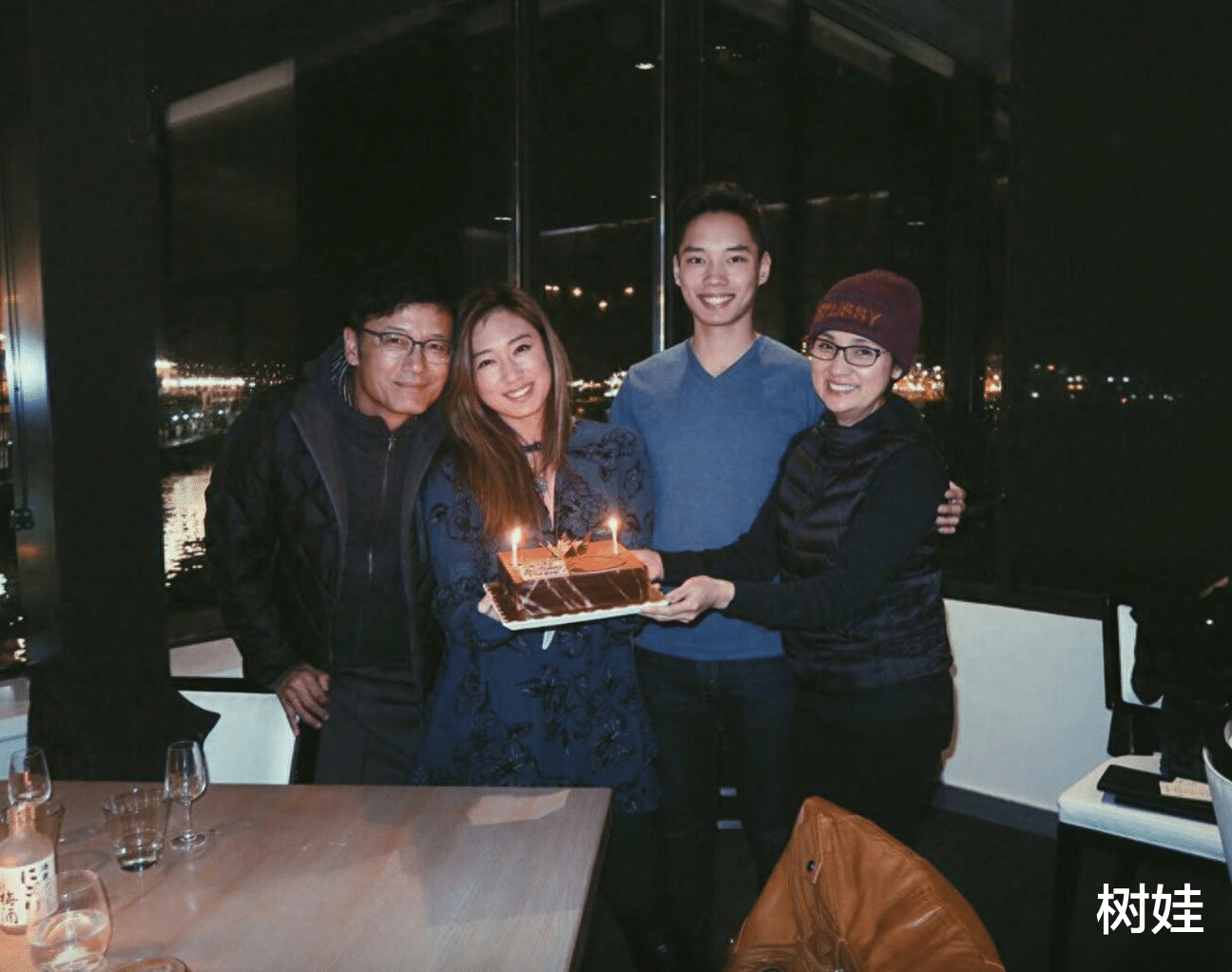 61岁戚美珍素颜近照曝光，皱纹明显状态真实，长居加拿大老来从子