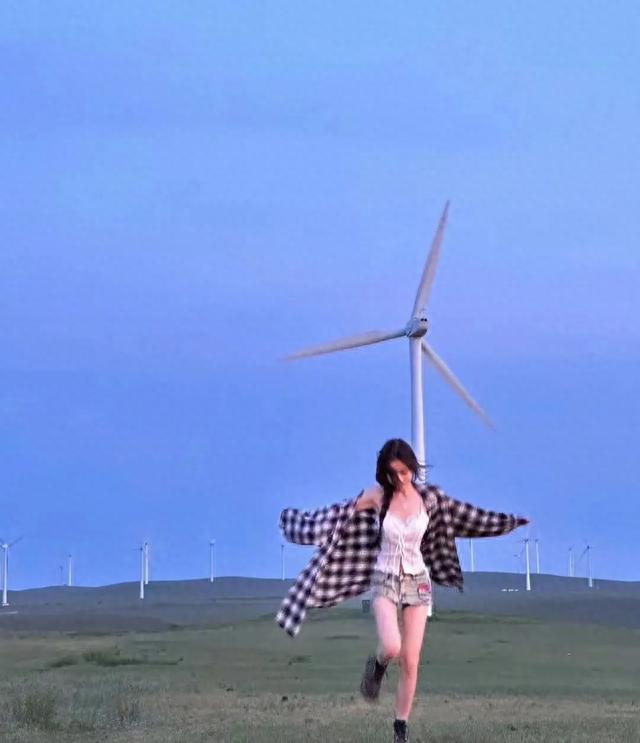 冯提莫:重庆巷头像小孩,初中好友爆身高1米48又穿厚底鞋