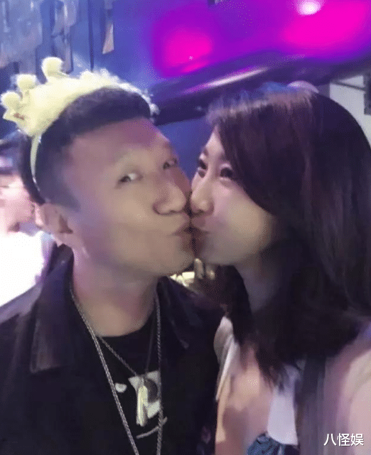 孙红雷夫妇牵手游乌镇，小15岁老婆背百元包包好朴素，气场却超强