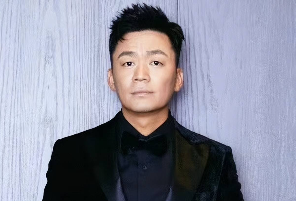 王宝强马蓉离婚后首次同框，马蓉一头金发好显嫩，她后悔离婚了？