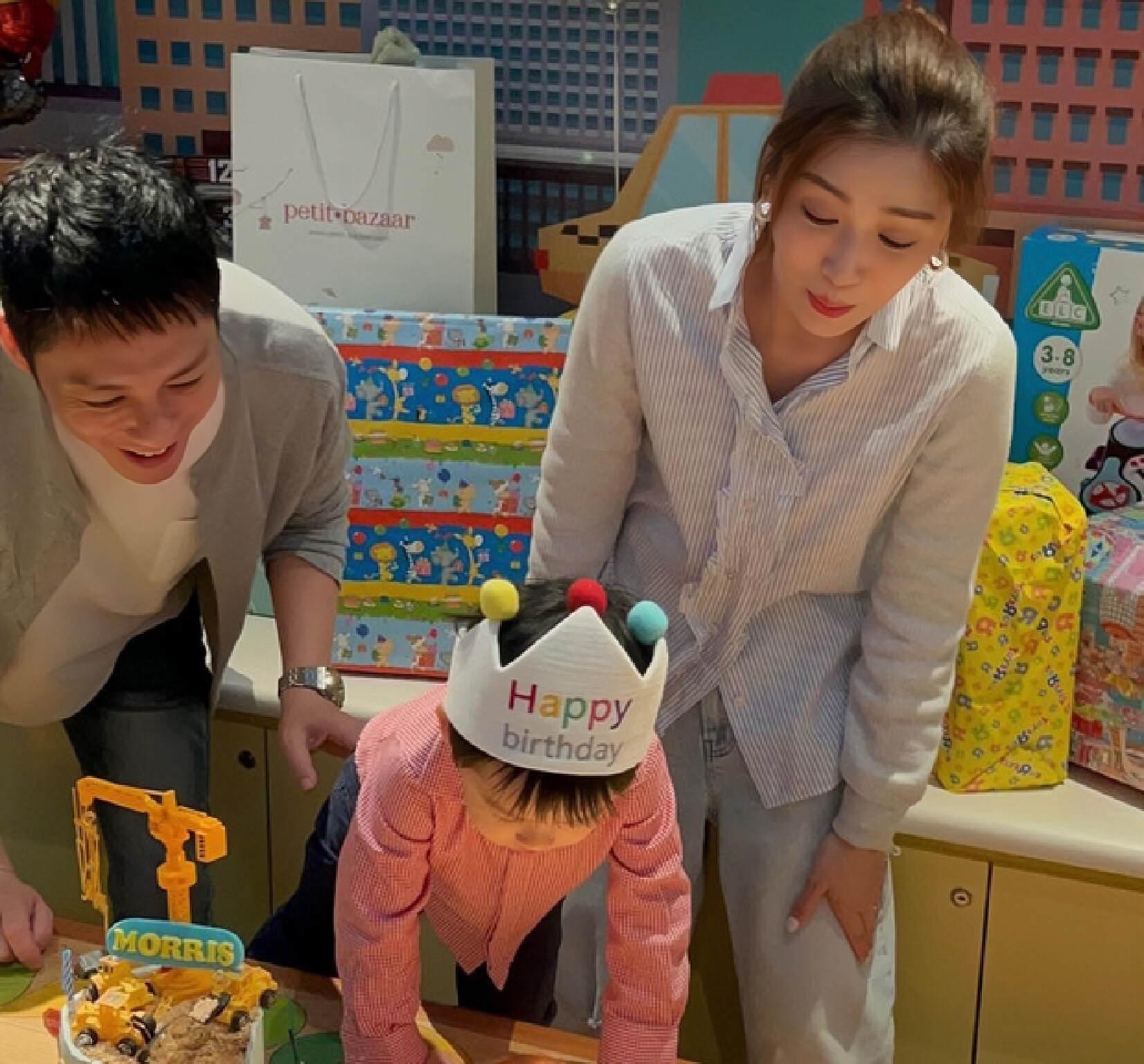 |香港知名女星与儿子嘴对嘴亲吻惹争议,婚后罕见与丈夫同框秀恩爱