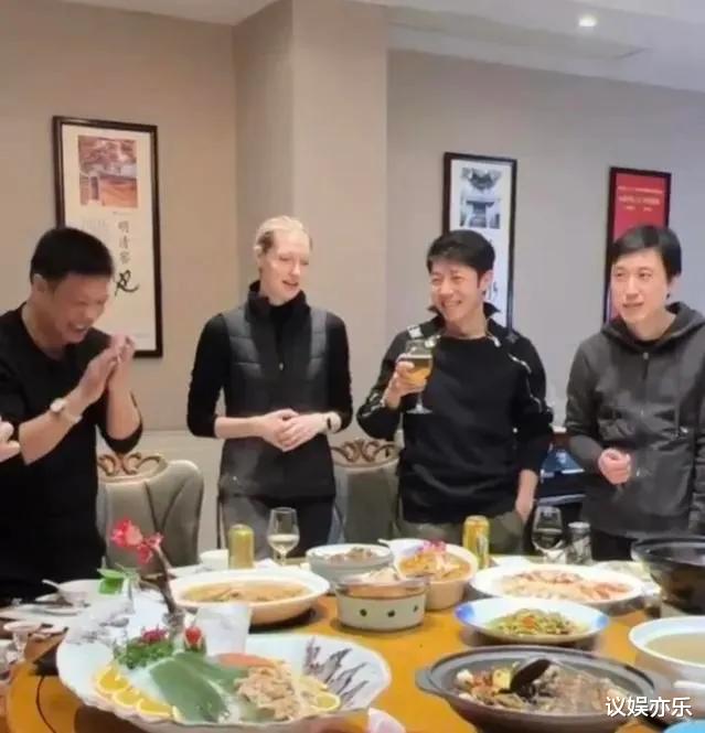 撒贝宁|撒贝宁全家福曝光，43岁妹妹颜值高气质佳，混血龙凤胎正脸超萌