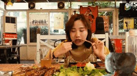 吃播|网红吃播套路多深?龙虾是塑料,火锅底料是蛋糕,连人都是假的