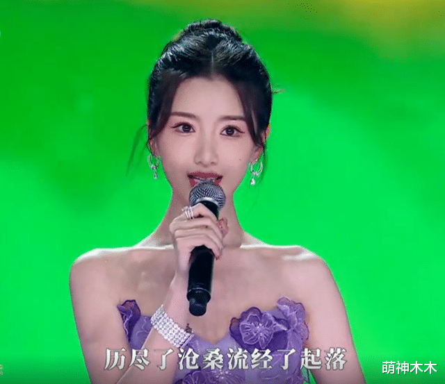 大湾区晚会太真实,多位明星假唱翻车,75岁汪明荃坚持真唱被狂赞