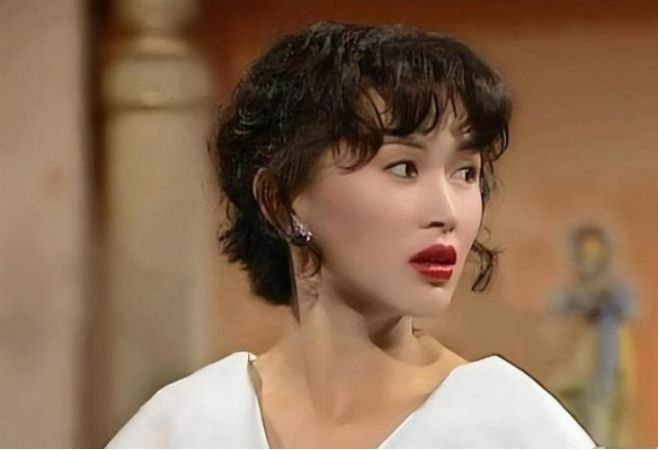 一代女神陨落,被渣男骗光家产,如今61岁落魄街头