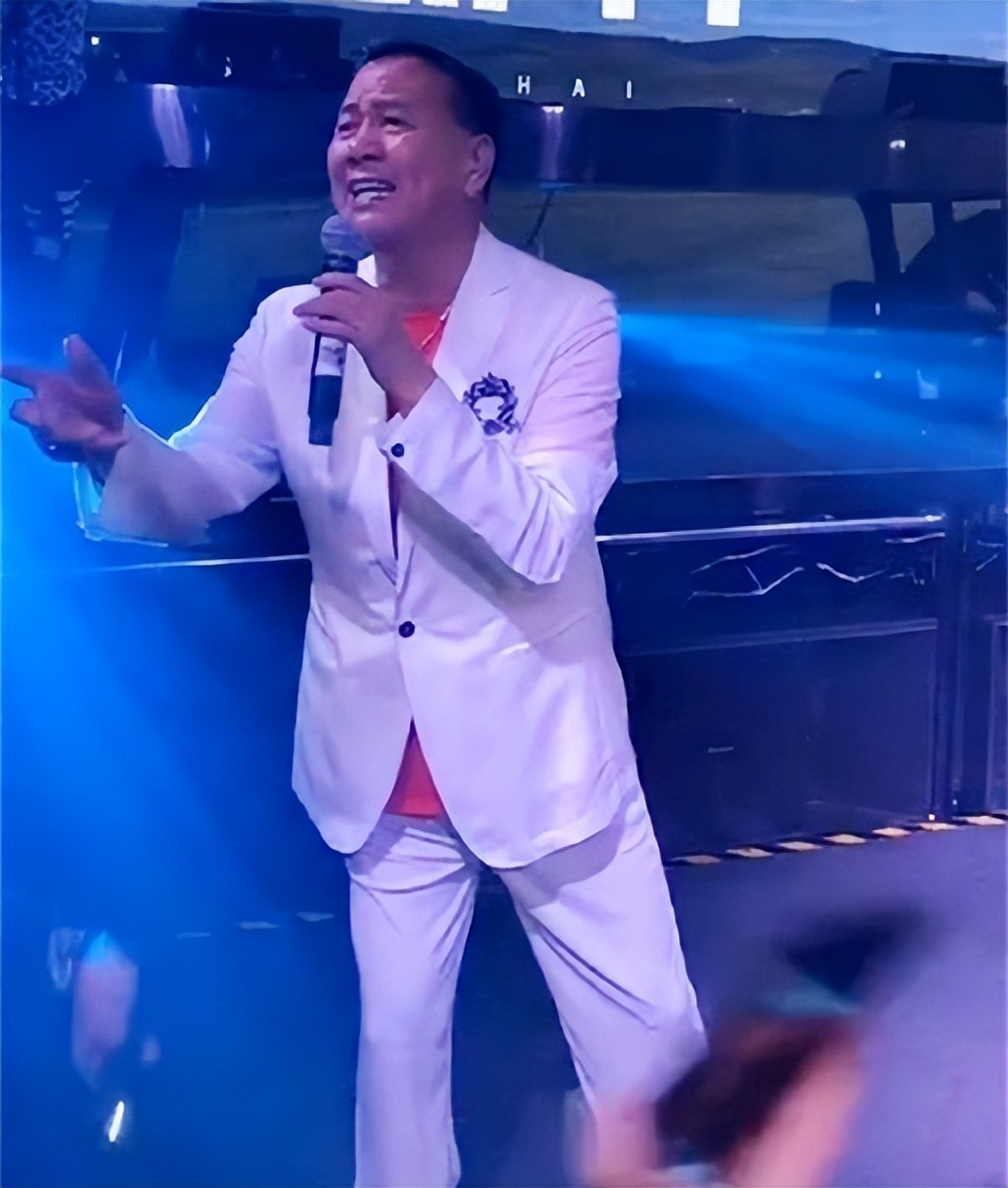 万梓良|万梓良与钟镇涛同框！热情挽手十指紧扣，后者被指眼神闪躲懒搭理