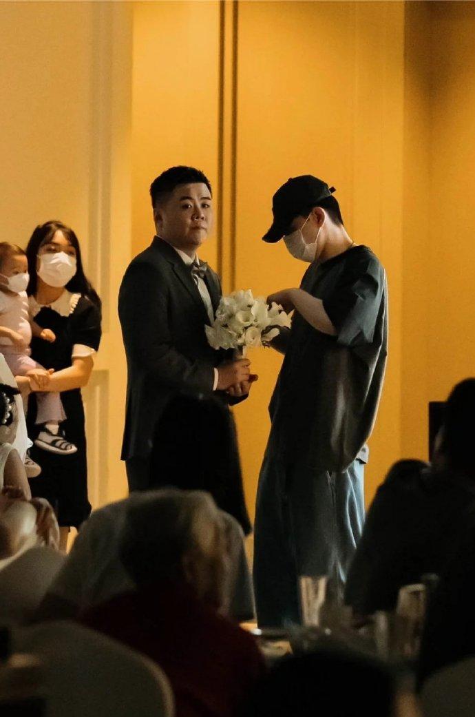 邓伦参加发小婚礼,不当伴郎不抢风头,亲密怀抱小女孩引热议 - 娱乐