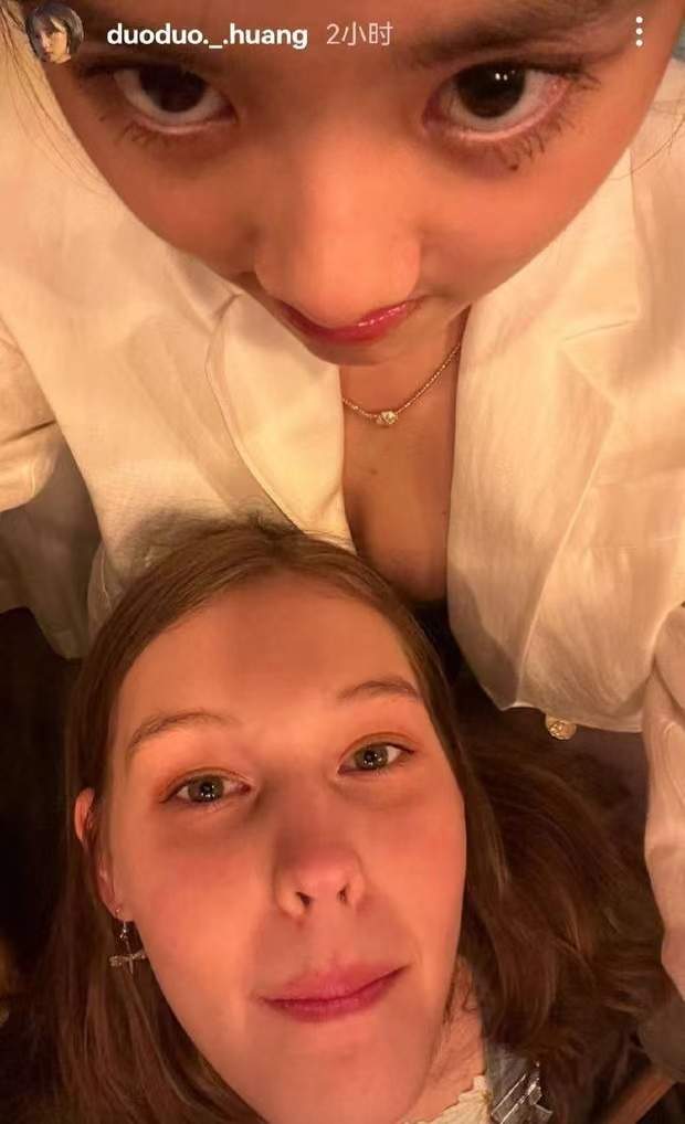 黄忆慈|黄磊女儿多多爬长城录视频,说话扭来扭去嘴歪明显,形态有些奇怪