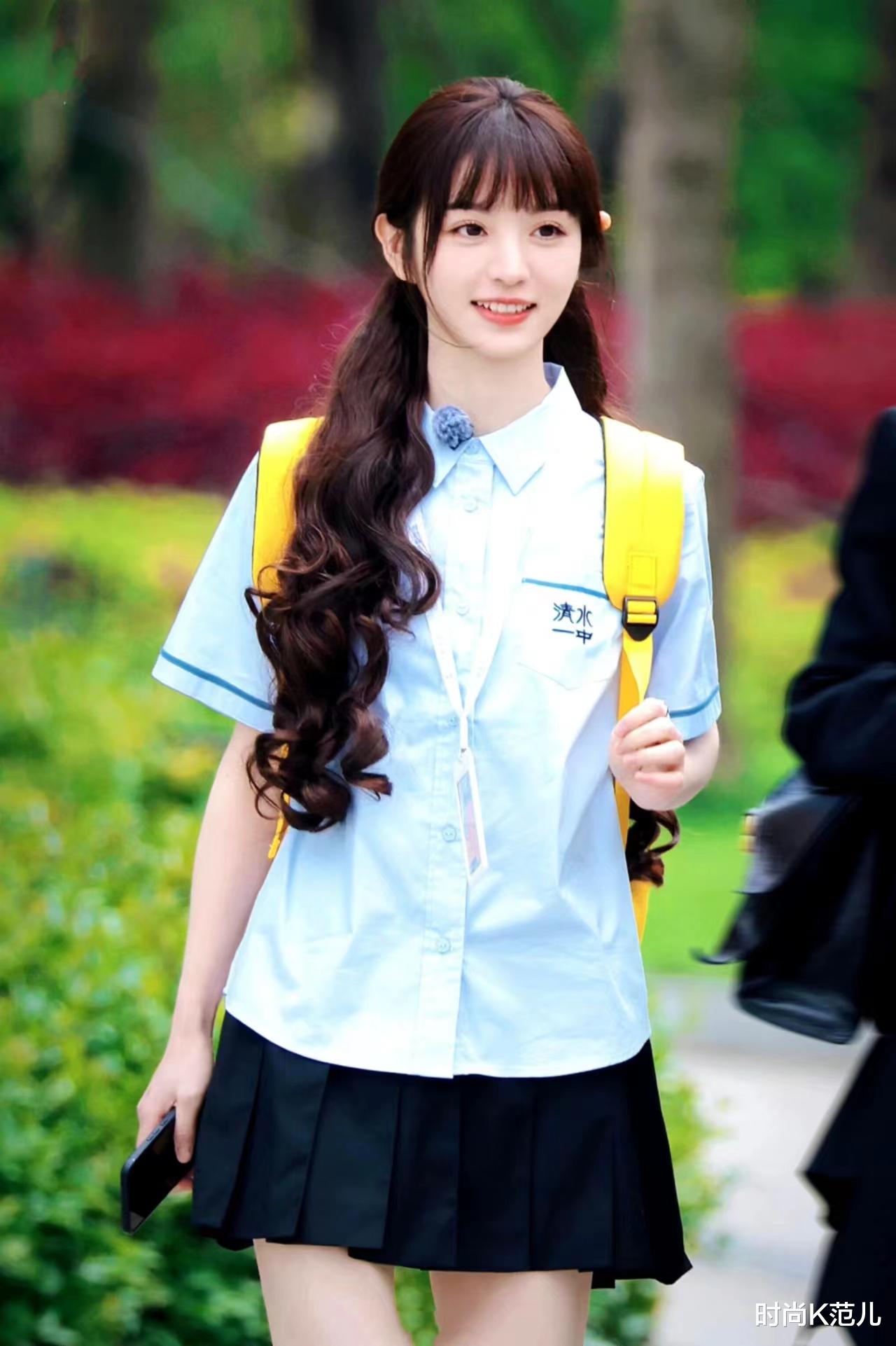 化妆 田曦薇《女子推理社》穿搭好圈粉，衬衫配短裙，扎双马尾清新甜美