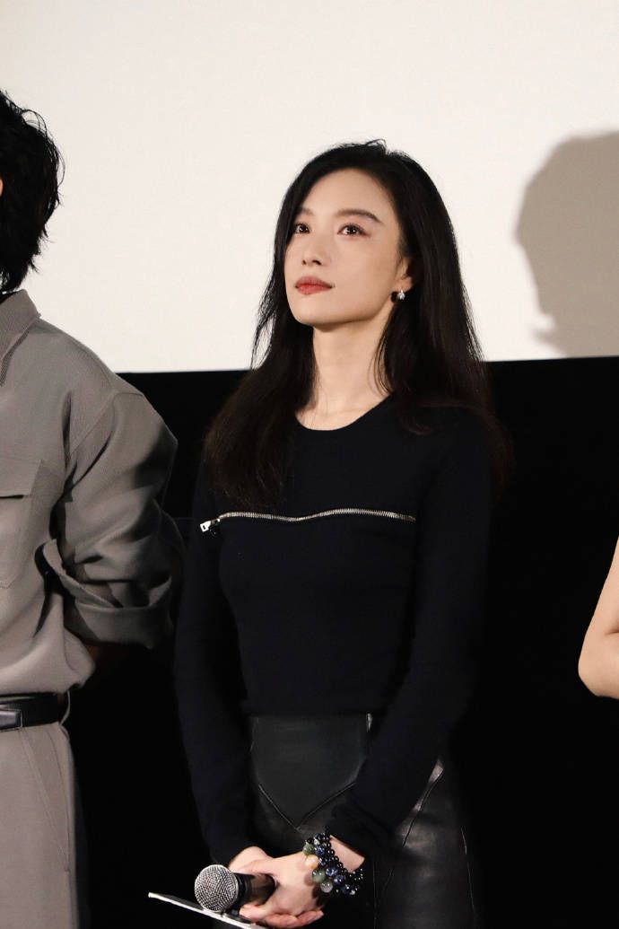 倪妮皮裙搭长靴又酷又飒 头披红围巾笑容灿烂