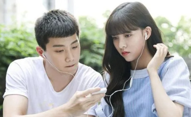 不是吧,他俩谈两年了?