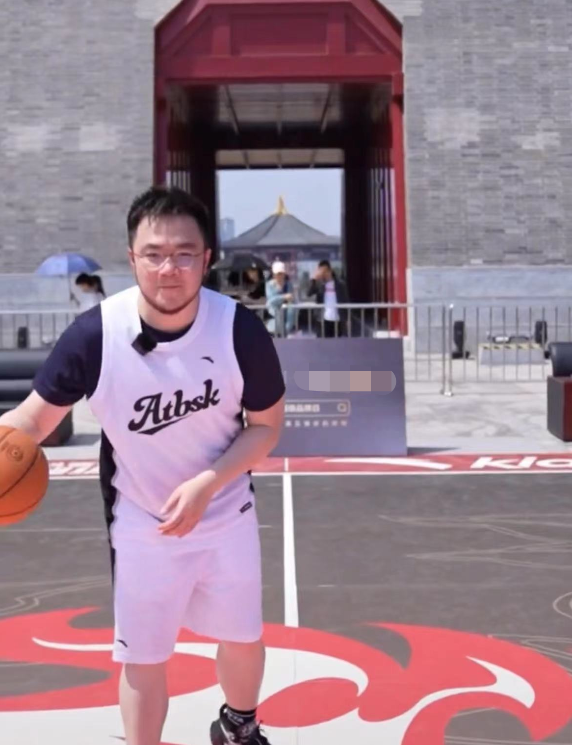 巴图|巴图晒全家福被疑有仨儿子,娃虎头虎脑像宋丹丹,和英达决裂多年