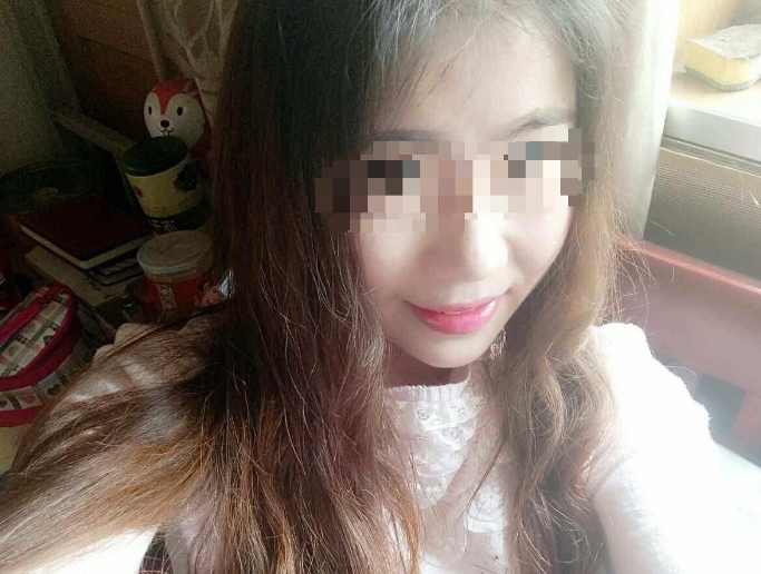 34岁辣妈晒“隐私”成瘾,公共场合拍照,网友质疑教坏小朋友