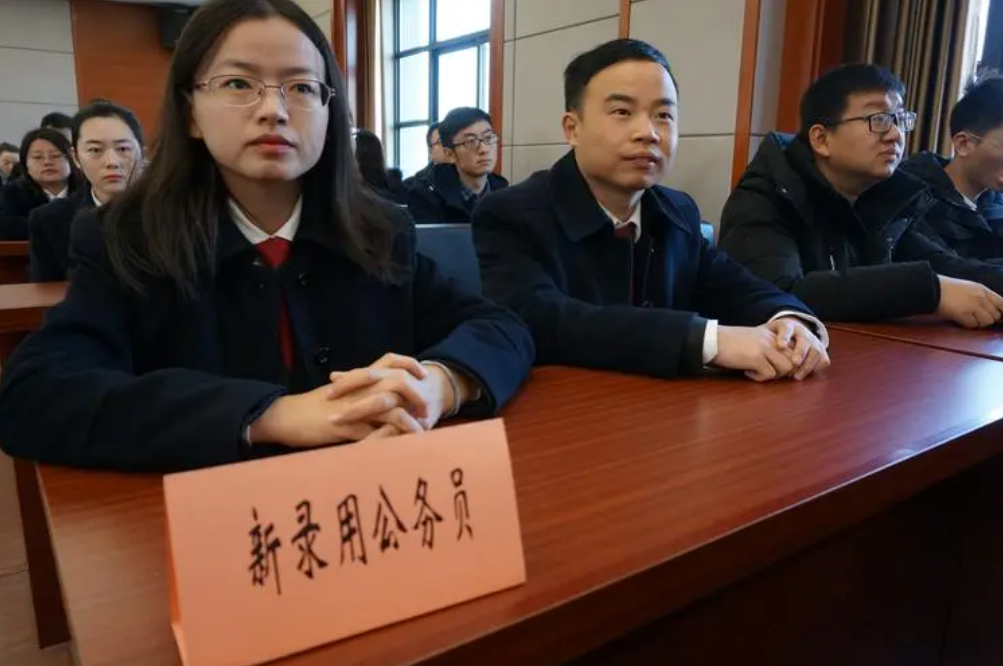 “特殊公务员”招录计划已确定，4500多的招聘名额，往届生不容错过