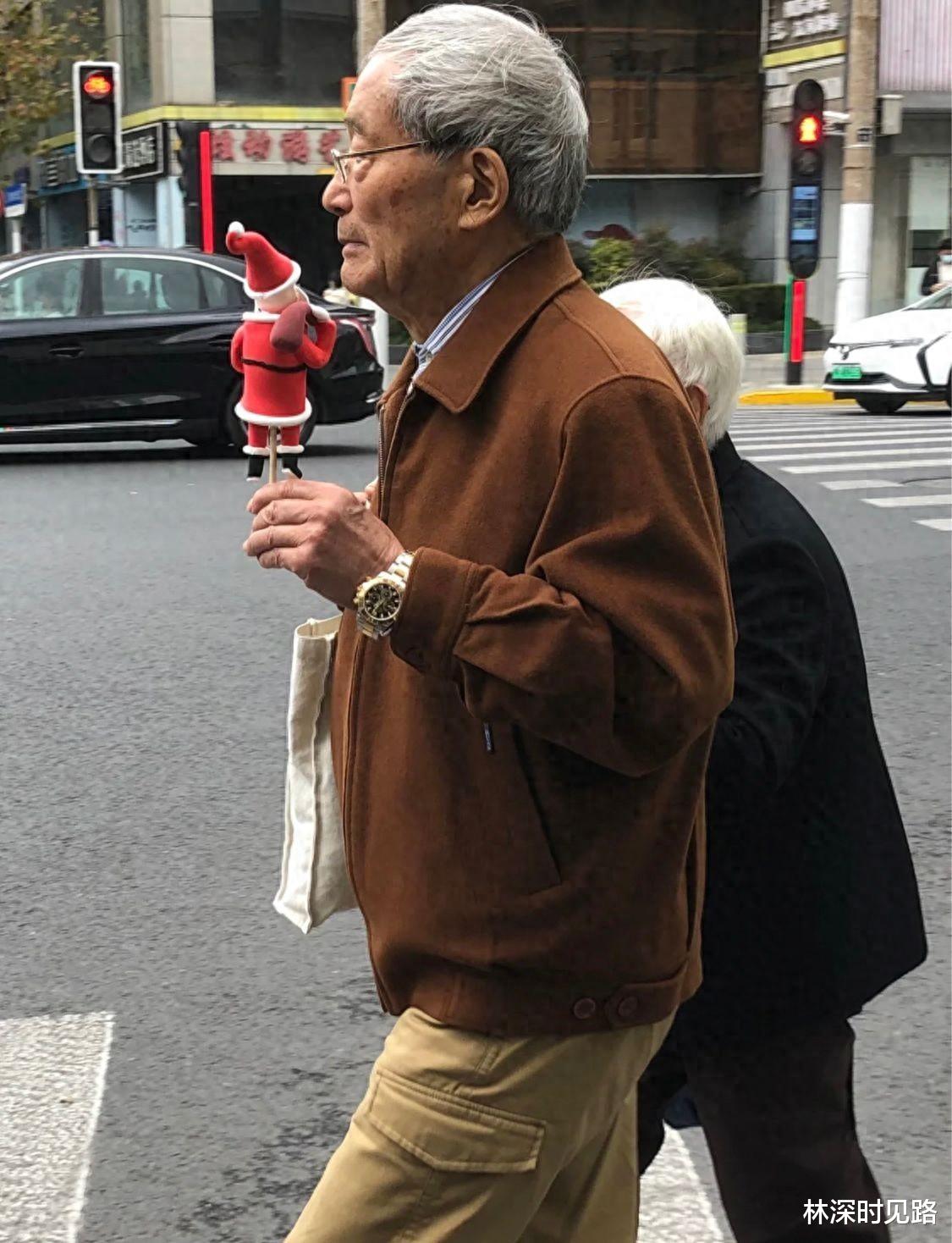 上海街头的爷爷把我惊艳了！白发就不染，不穿老年装，却个个绅士高级