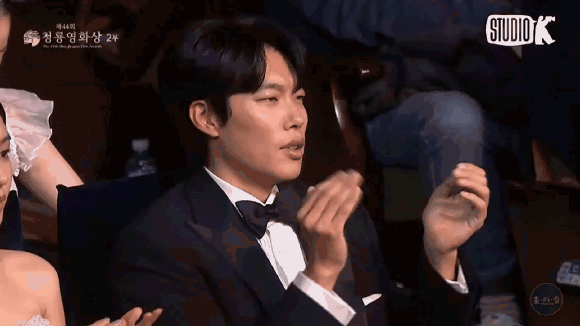 理解王嘉尔，成为王嘉尔，众明星看韩国男艺人离谱表演，反应夸张