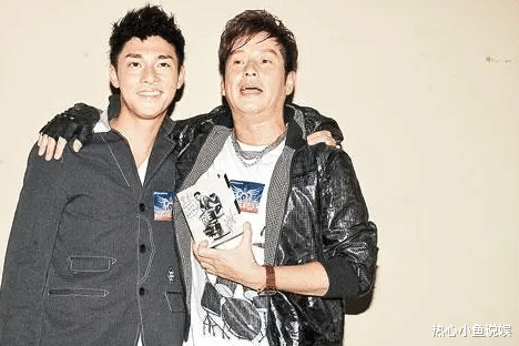 大喜！香港知名男星大婚，网红妻子戴18只巨型龙凤鈪，更有大钻戒