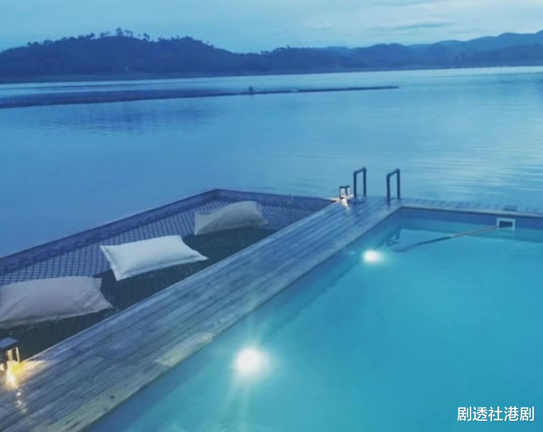 浪漫!前港姐与老公庆结婚周年,携两子改嫁新加坡富商成幸福少奶