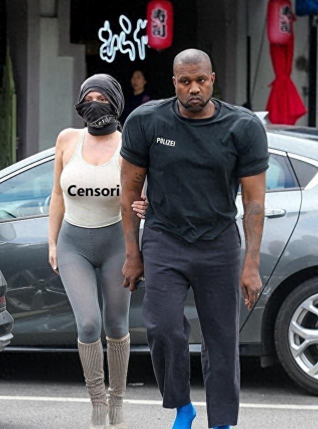 坎爷把袜子当鞋逛街,小18岁新妻只穿裤袜撑到透明,没卡戴珊那么紧致