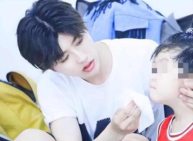 蔡徐坤演唱会翻车?与女网红十指紧扣,贴身拥抱,传他孩子超2岁