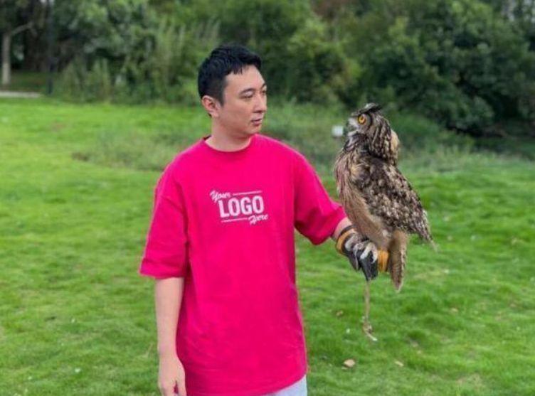 王思聪|王思聪新年三亚吃椰子鸡,紧搂女友有说有笑,入住酒店18万一晚