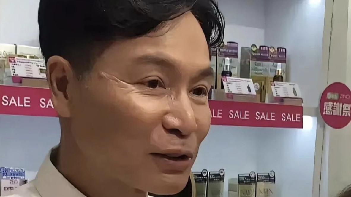 郭晋安|郭晋安专注打理家族生意，亲自到店招呼客人，素颜出镜鱼尾纹明显