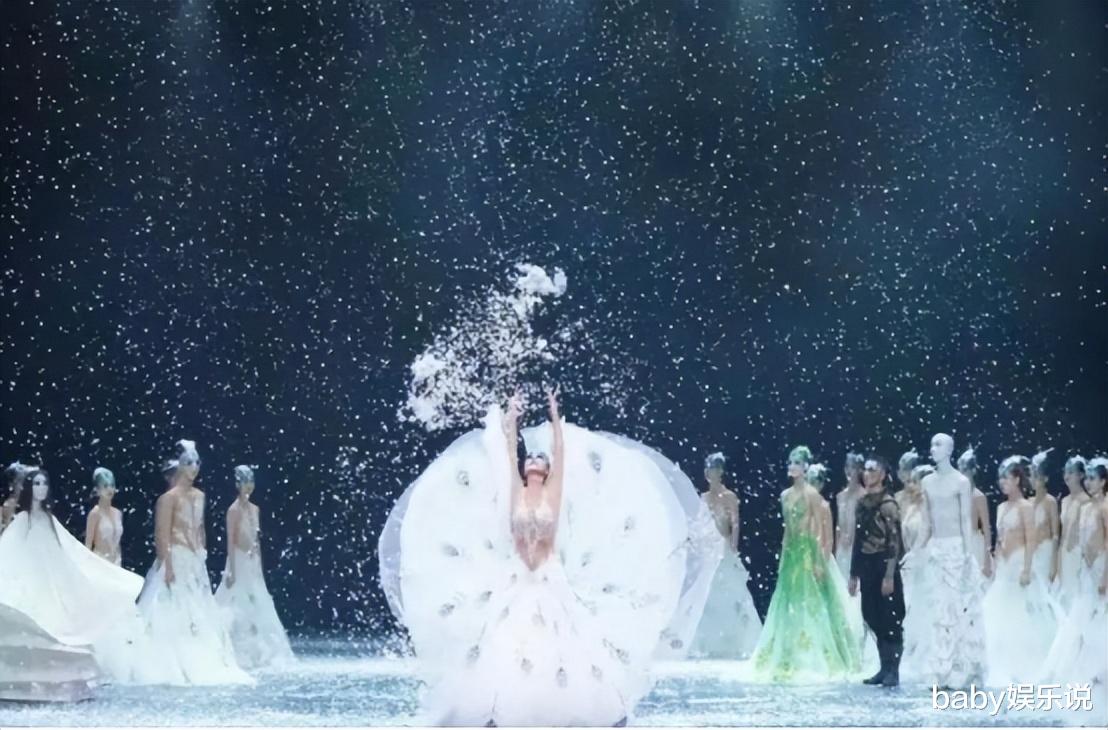 这一次，杨丽萍的新舞蹈，撕开了她最后一层“遮羞布”