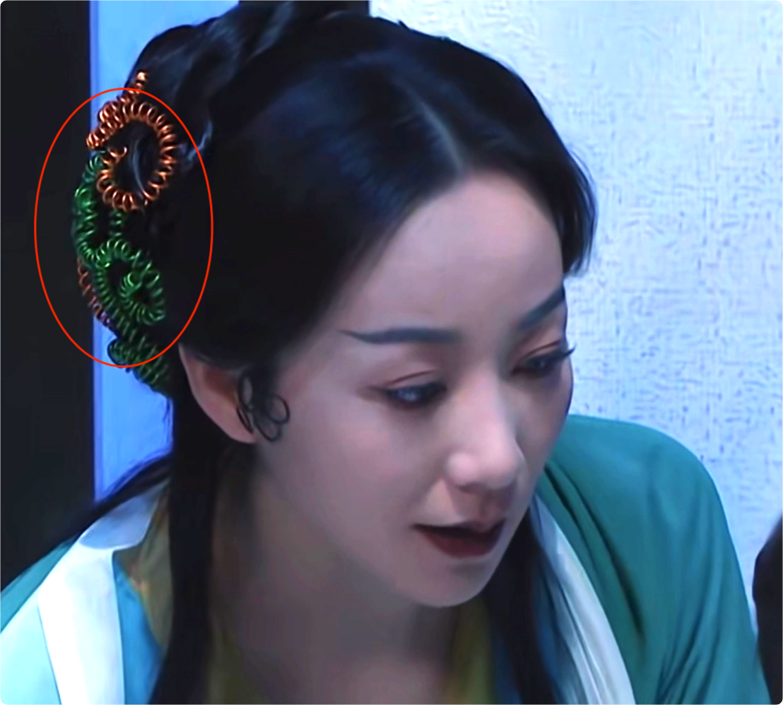 韩雪|《青蛇》跪求别硬演！看青蛇扭的姿势，新版就输得一塌糊涂