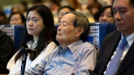 杨振宁|100岁的杨振宁躺在床上，轻轻地呼唤翁帆