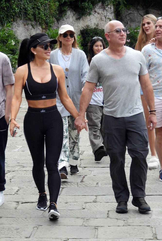 |贝索斯未婚妻直接穿健身装出街!火辣身材让人羡慕,被富豪宠上天