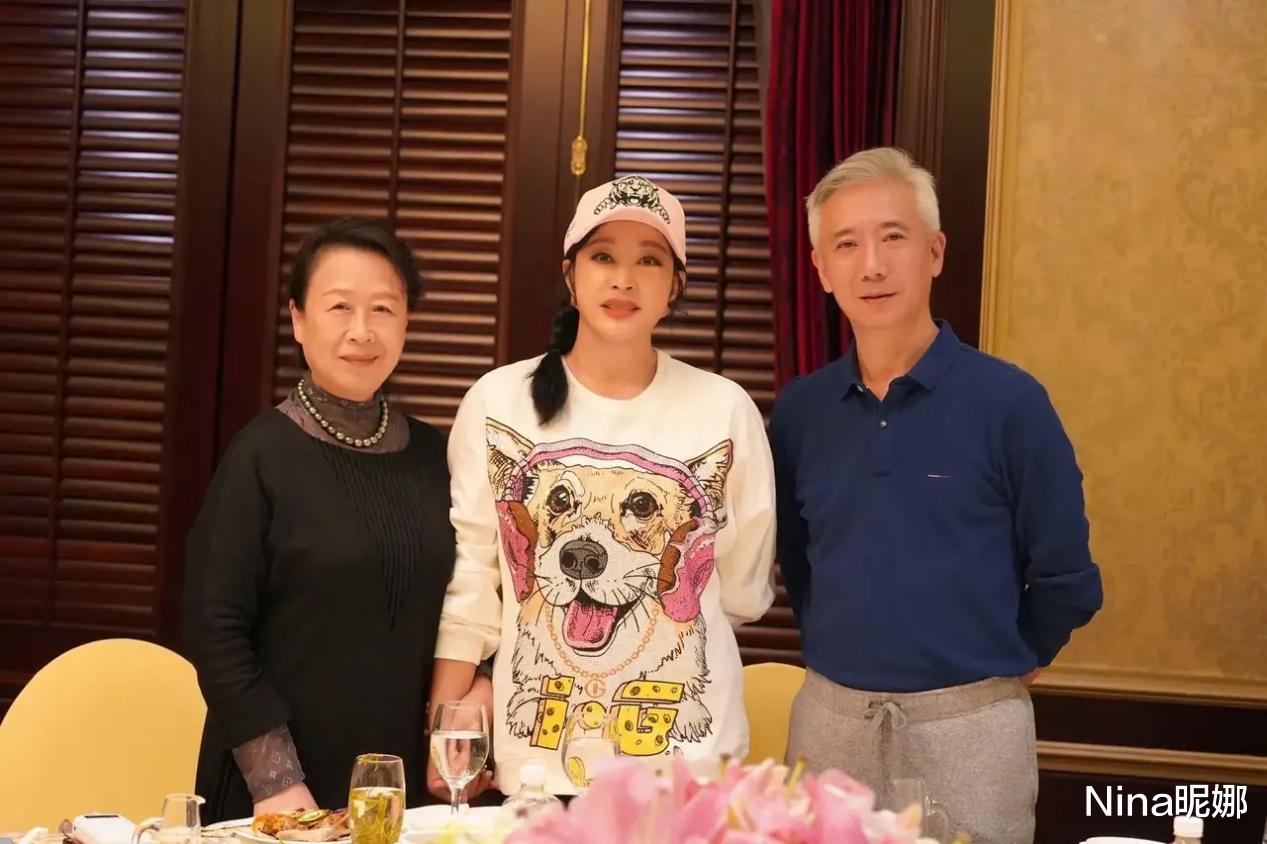 刘晓庆|刘晓庆正月聚会不怕冻！穿短裙衣着清凉身材太出挑，扎马尾辫变“冻龄”美人