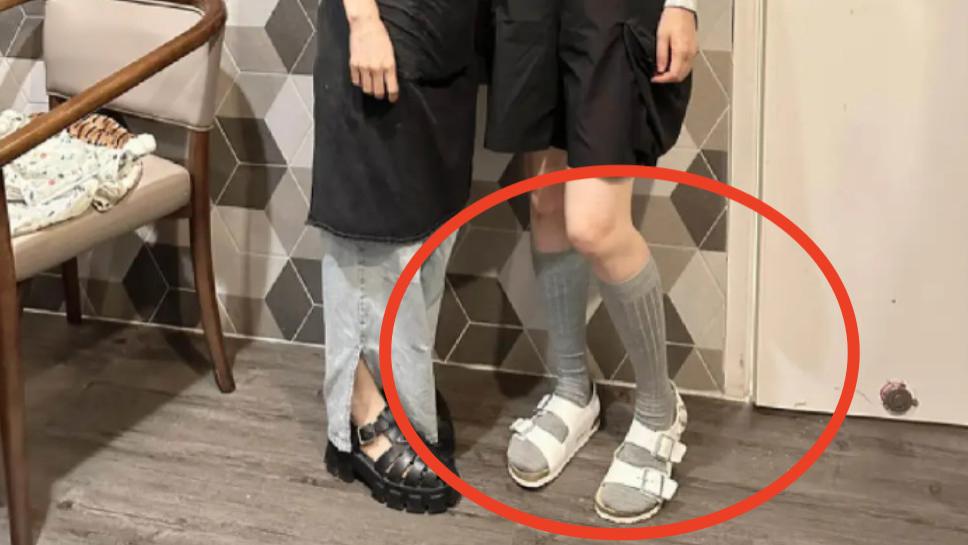 孙俪香港被偶遇，大热天穿长筒袜和凉鞋搭配奇怪，被指养生过度