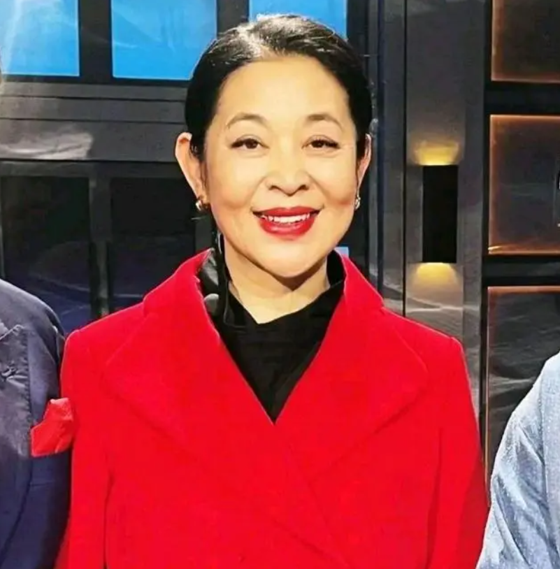 穿衣搭配 64岁前央视主持曝近照！下巴过尖变化大，苹果肌肿大模样有点奇怪