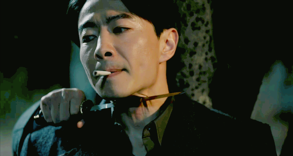 可烟雾还没飘起来,一把冰凉的匕首,就已经抵在了自己脖子上.