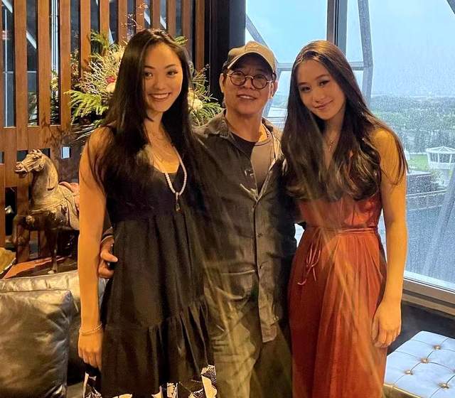 60岁李连杰消瘦露面宣传新书，书中曝女儿7岁患抑郁令他绝望无助