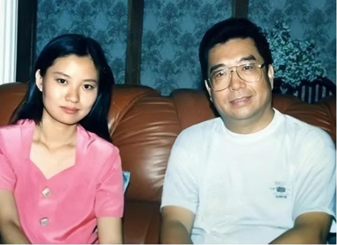 李双江 李双江与大儿子合影!一头乌发较现年轻,56岁李贺制服出镜超帅