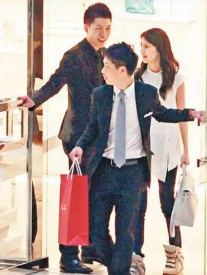 吴千语看人下菜?拿林峰的钱,和施伯雄谈恋爱,这是升级版的大S吗?