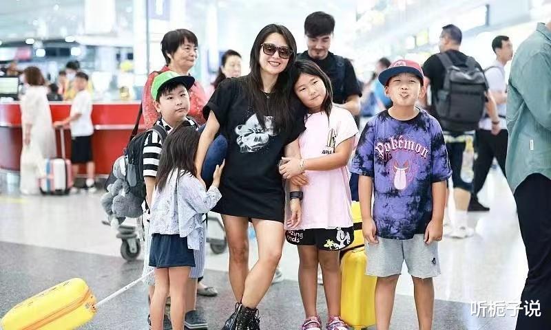 何洁一家现身机场!刁磊像助理,大女儿个子齐肩,小女儿颜值最高
