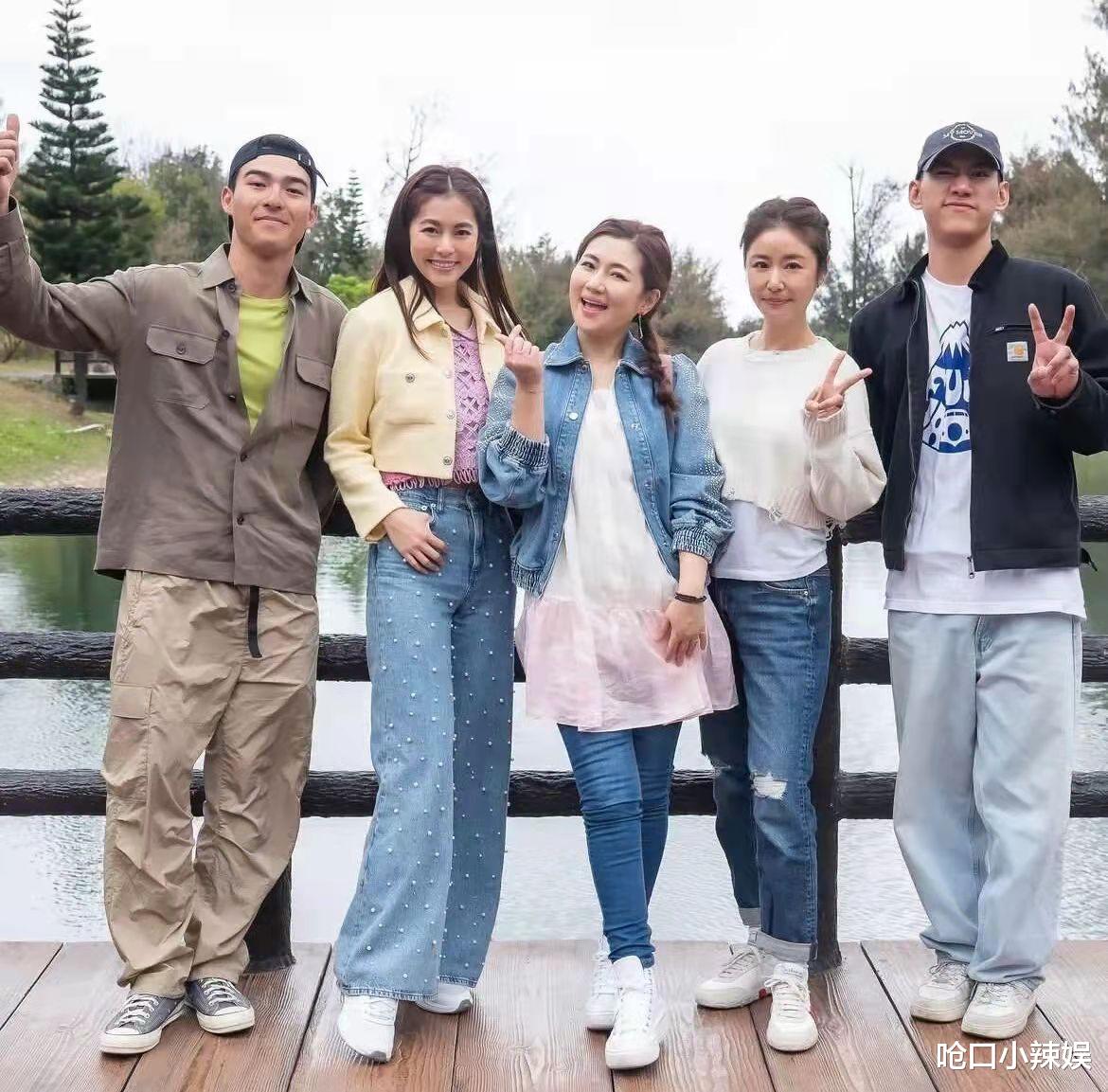 林心如与身孕8个月Selina嬉游,骑车梳公主头,完全不像47岁!