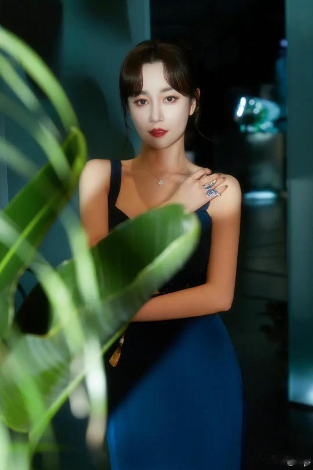 迪丽热巴|3月4日迪丽热巴黑西装造型气场全开，张天爱虞书欣抹胸裙性感迷人